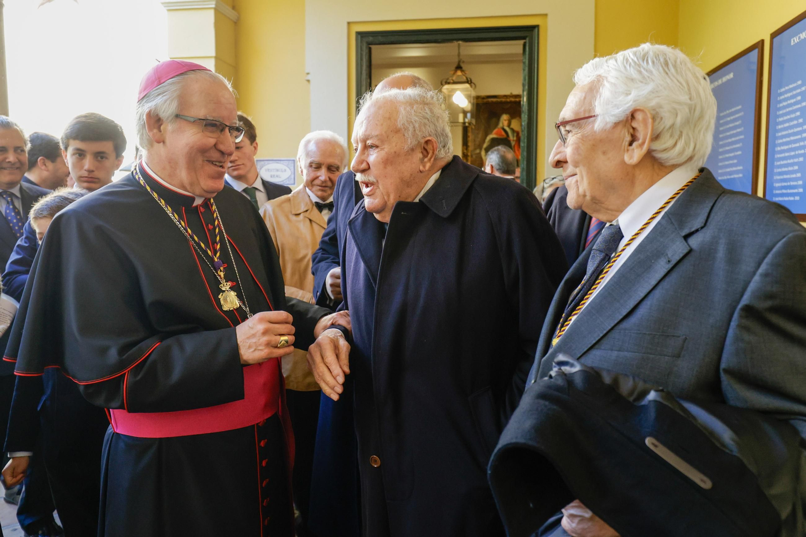 Las imágenes del ingreso como académico de Erudición en la academia de Medicina del arzobispo José Ángel Saiz Meneses