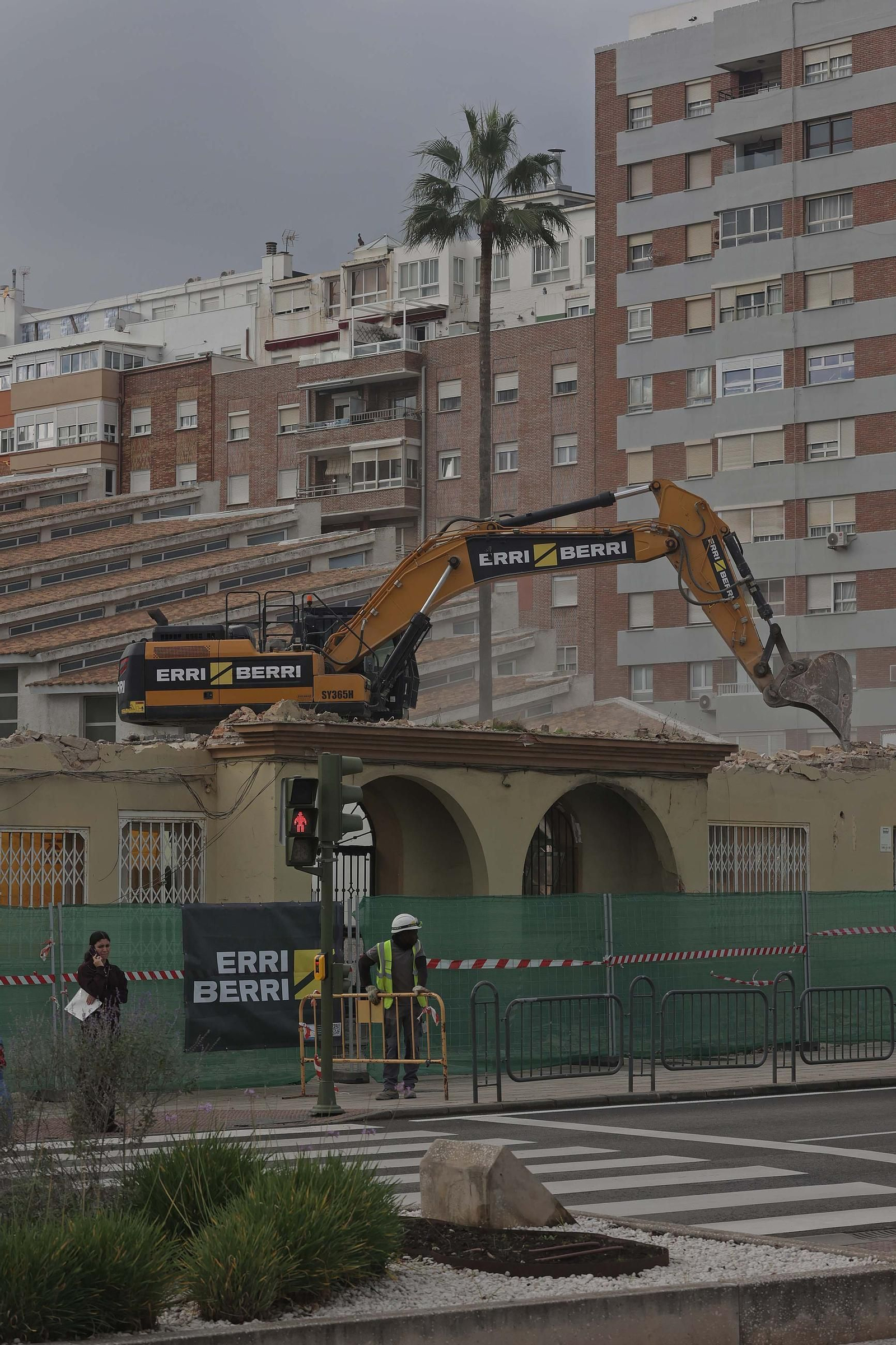 Fotos de los trabajos de demolición de las viviendas militares de la avenida Virgen del Carmen en Algeciras