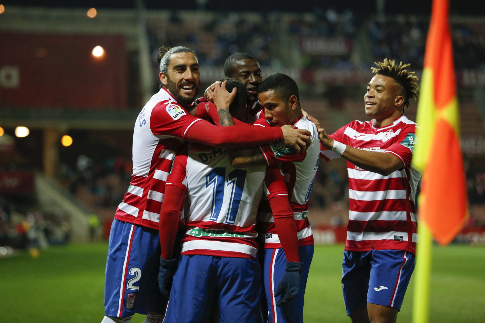 Los jugadores del Granada celebran un tanto.