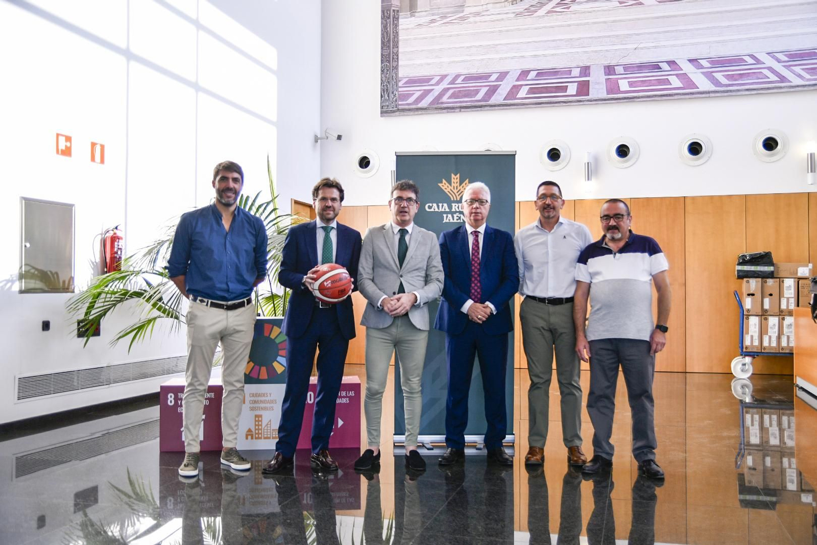 Foto de familia tras el acuerdo alcanzado por Caja Rural y el club rojillo.