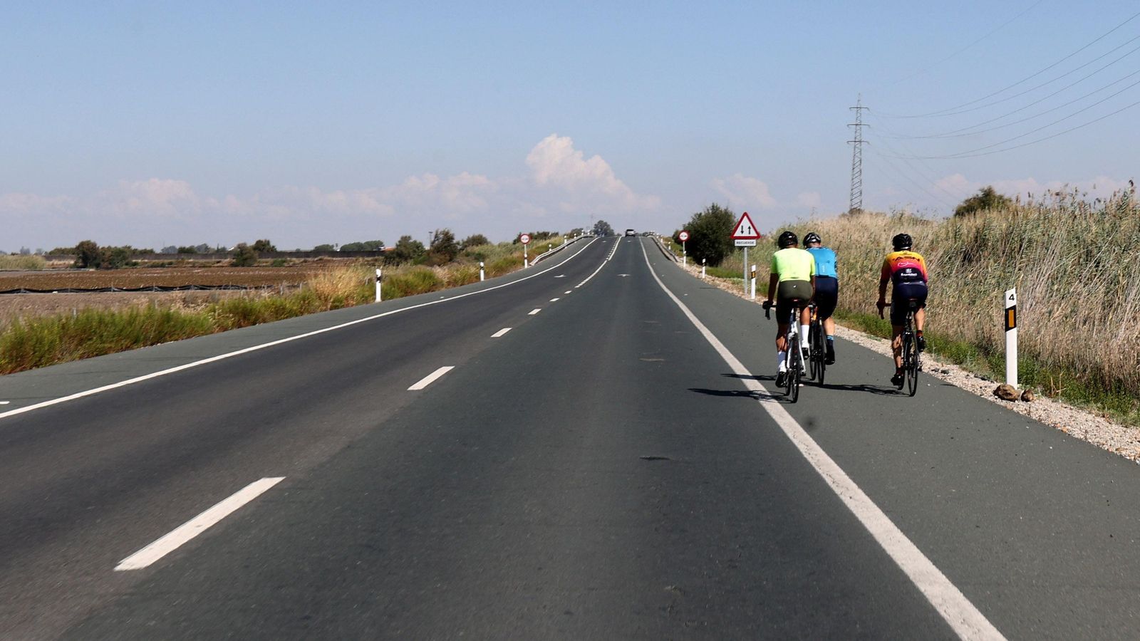 Ciclistas  por la N-IV sin desdoblar, entre Los Palacios y Jerez.