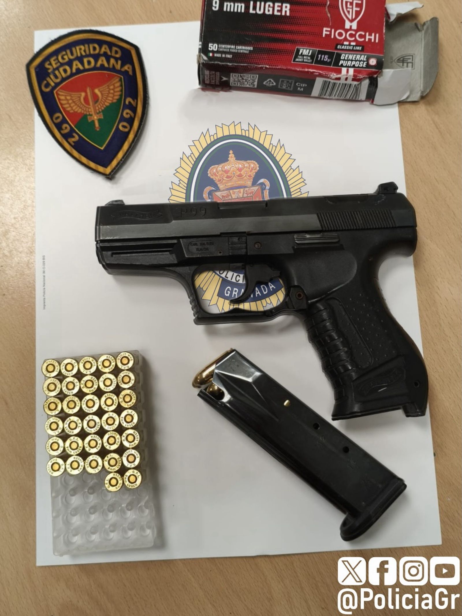 El arma junto a la munición incautada por la Policía.