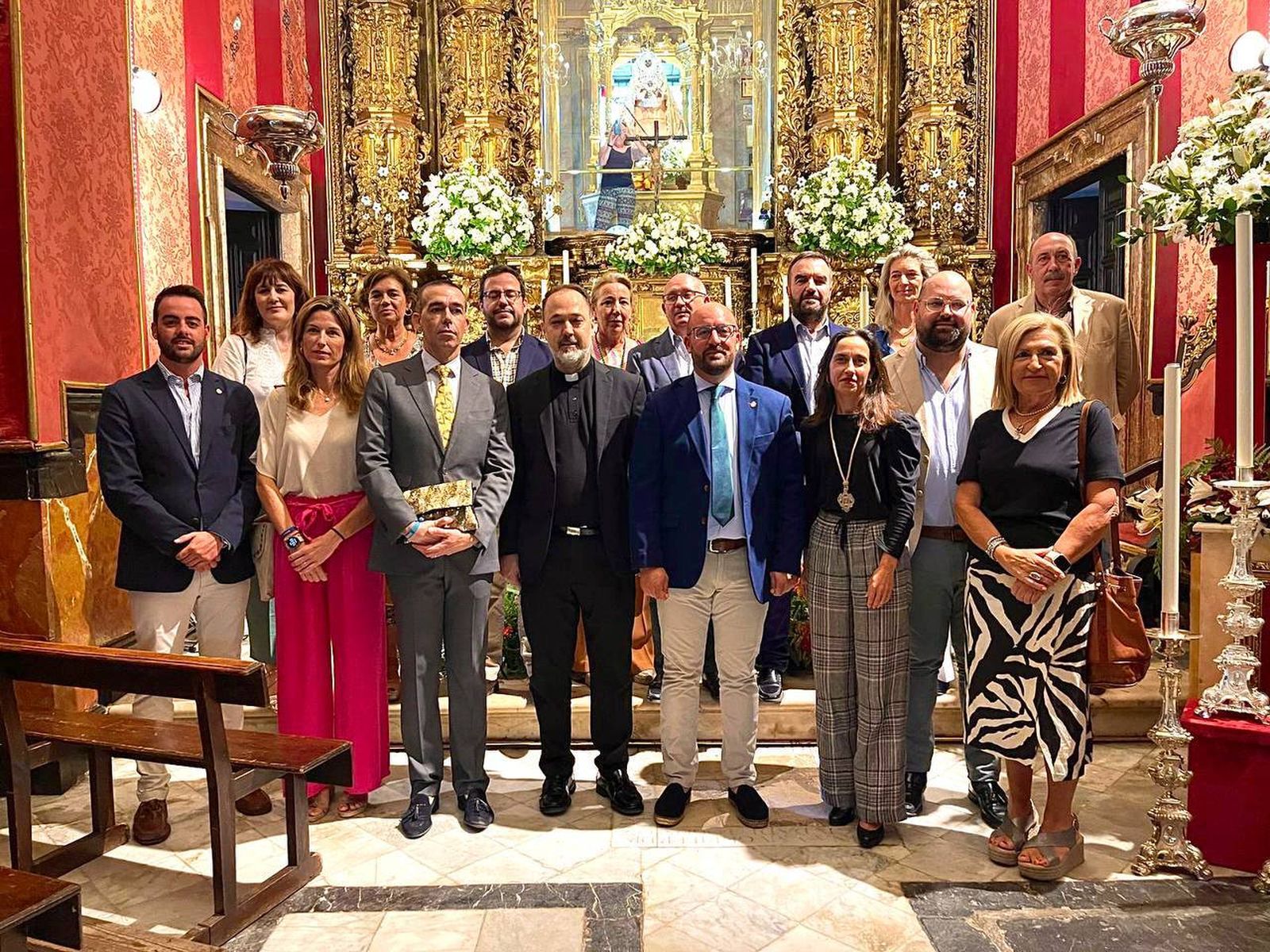 Los concejales y el alcalde, junto al párroco de la Prioral, durante la ofrenda floral a la Virgen de los Milagros.