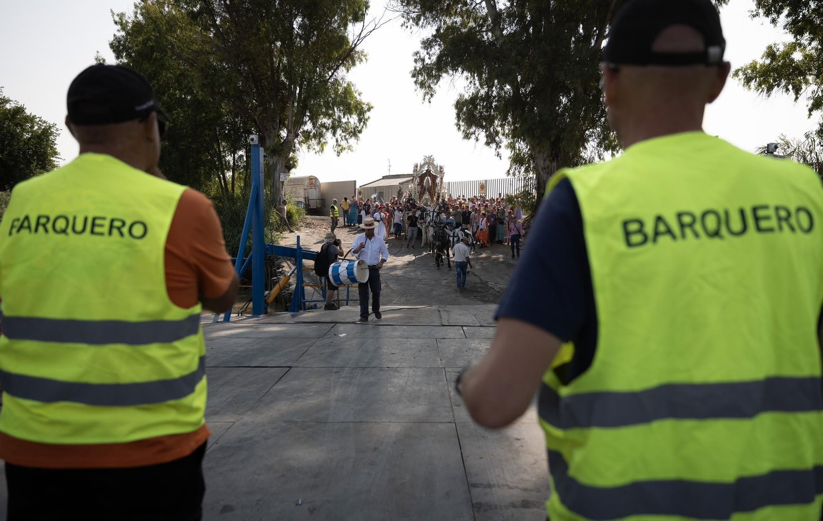 El cruce de las hermandades del Rocío por la barcaza de Coria, bajo el dispositivo de seguridad de la Policía Nacional