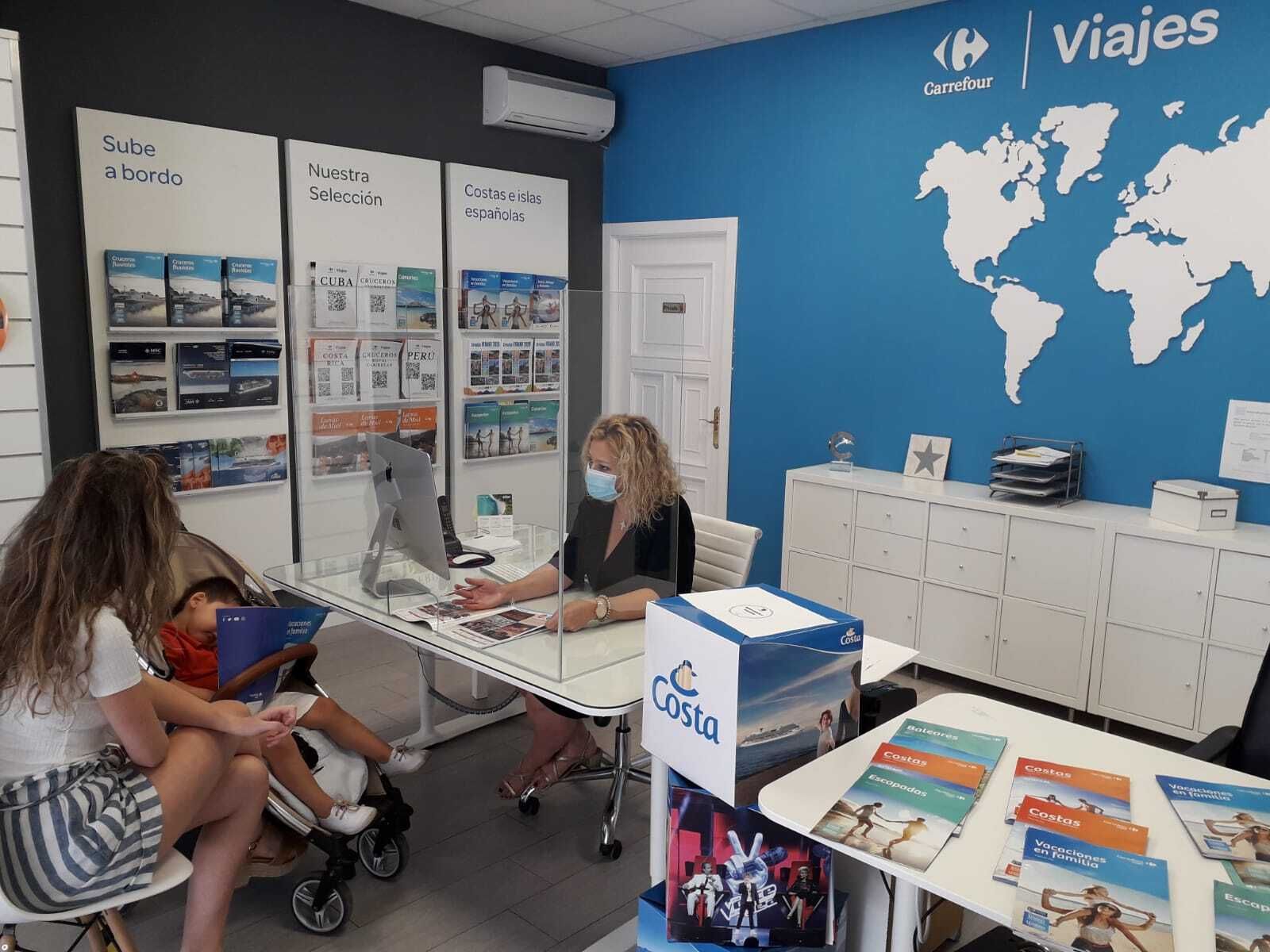 Carmen Espejo atiende a una cliente en Viajes Carrefour Montilla Onlyjet.
