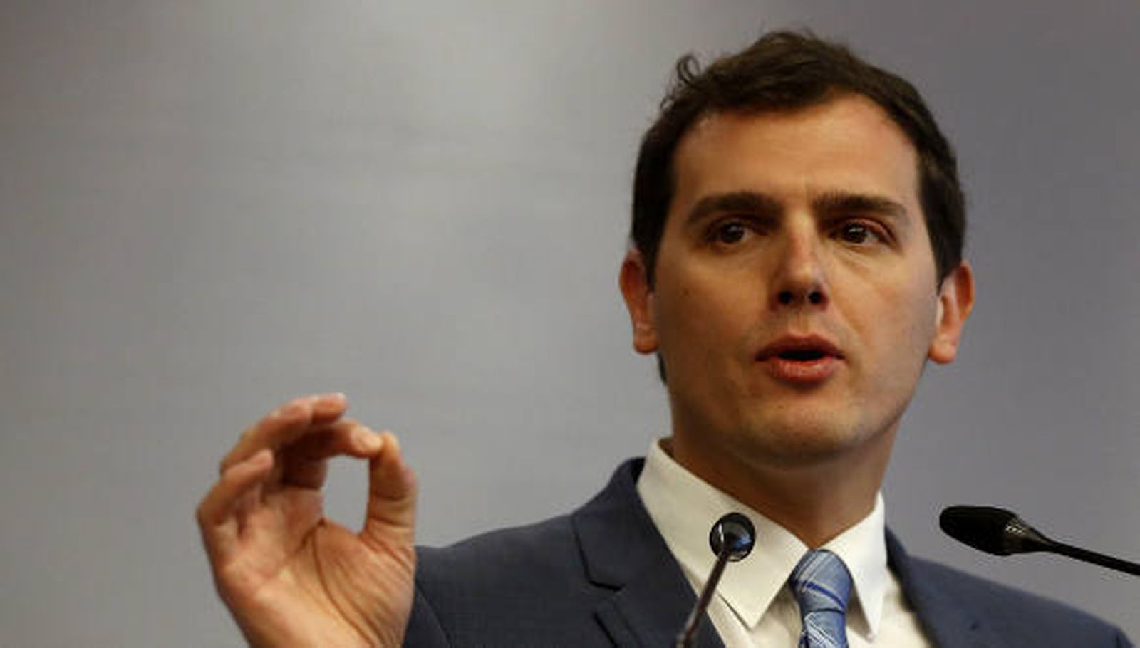 Rivera avisa a Sánchez de que anunciar "no gobiernos" dificulta el diálogo con C's