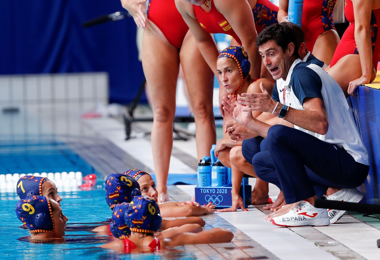 El seleccionador español, Miki Oca, alecciona a sus pupilas.
