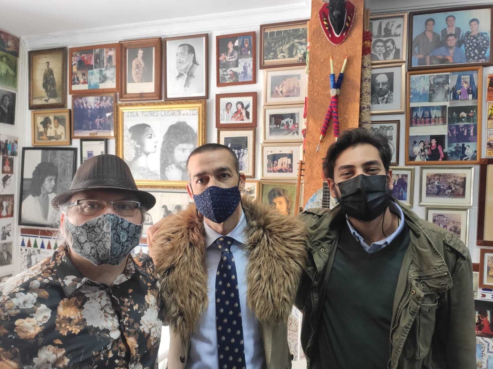 El teniente alcalde de Flamenco, David Calleja, junto a los presidentes de las asociaciones culturales David Oliva y Jesús Carrasco.