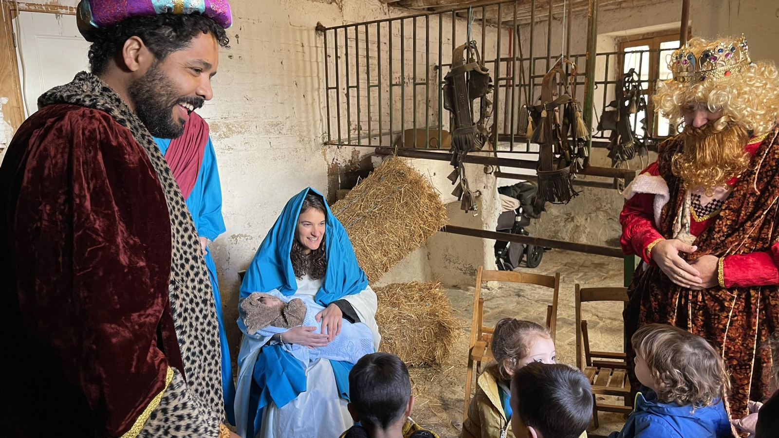 Además del portal, también se representan oficios e iconografía de la época.