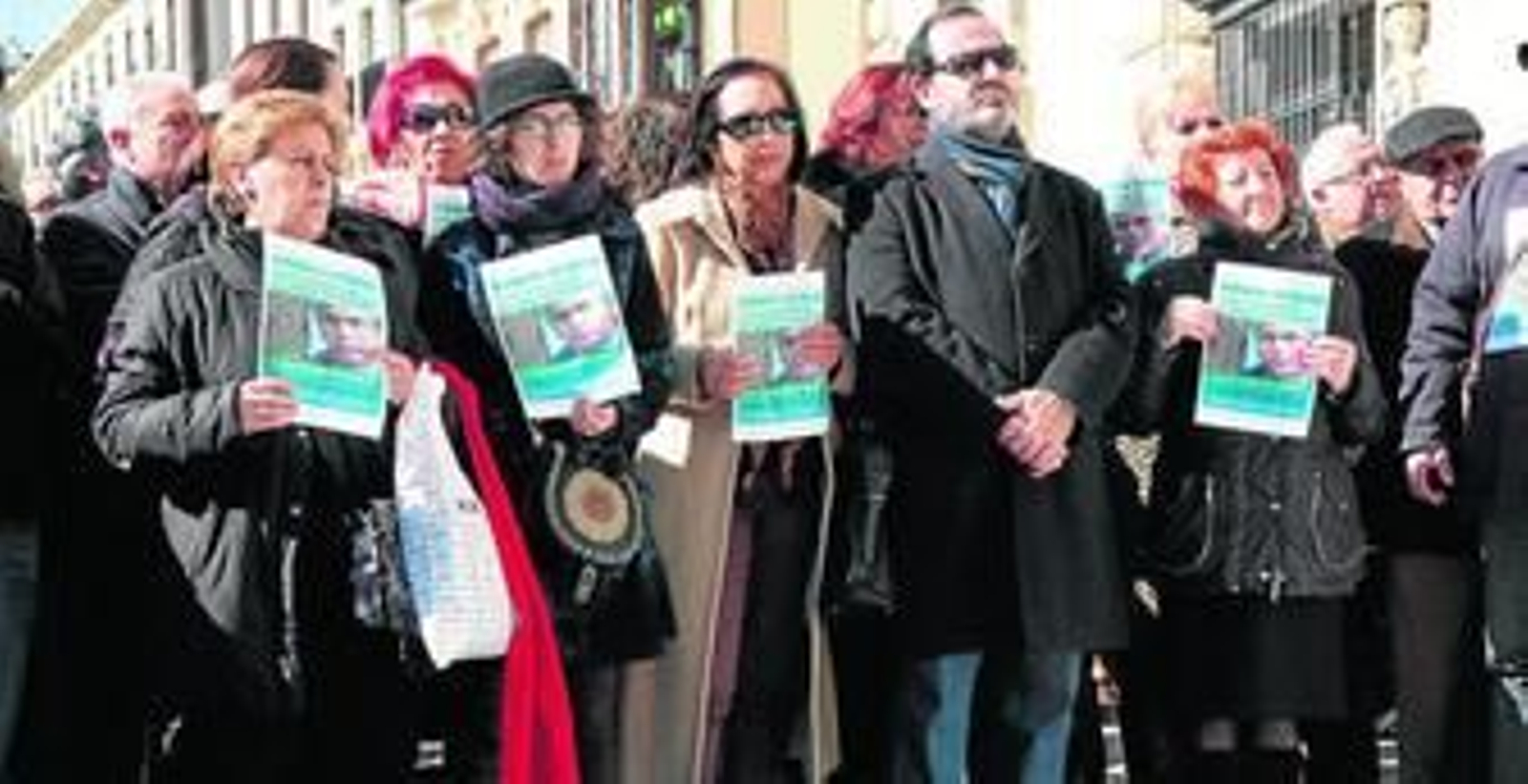 Varios centenares de personas manifestaron ayer su rechazo a la sentencia por prevaricación contra Garzón.