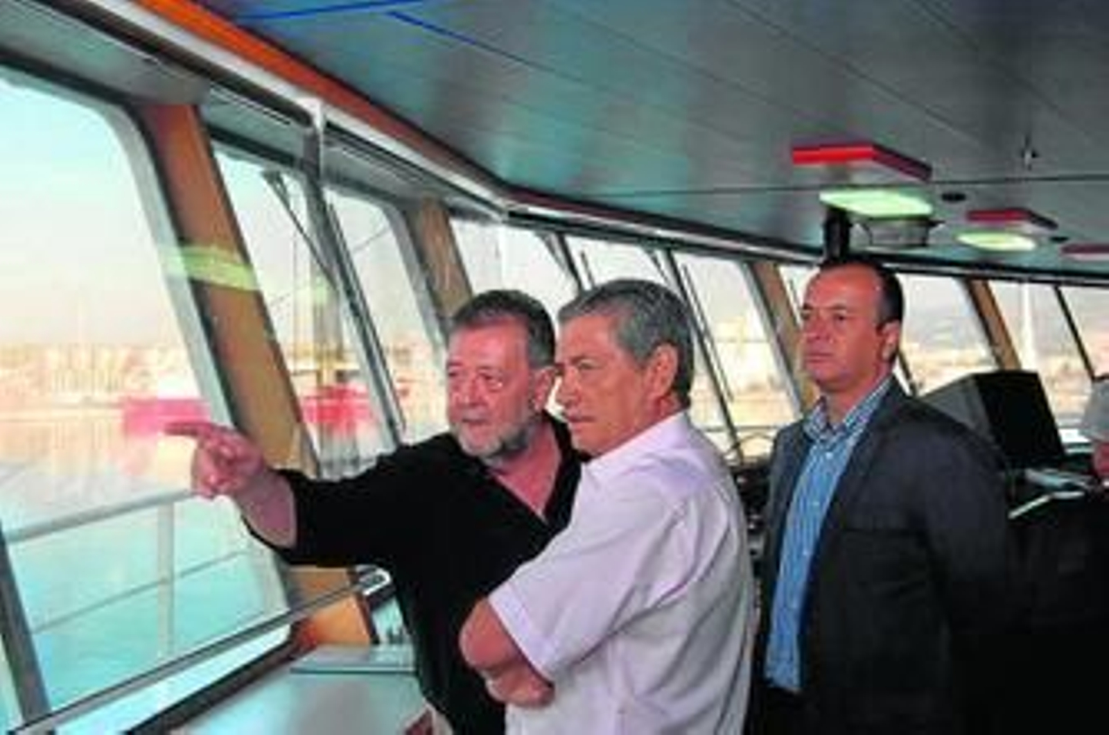 1. La naviera confía en poner la línea en funcionamiento la semana que viene, aunque todavía quedan por hacer algunos cambios en los muelles. 2. En el Puerto de Melilla esperaban, entre otros, el subdelegado del Gobierno, Antonio Claret, el presidente de la Ciudad Autónoma, Juan José Imbroda, y el presidente de la Autoridad Portuaria de Melilla, Arturo Esteban. 3. El trayecto de ida y vuelta entre Motril y Melilla se realizará en cuatro horas y media. 4. El presidente de la Autoridad Porturaria de Motril, Ángel Díaz Sol, y el propietario de la naviera, Antonio Armas, realizaron todo el viaje.