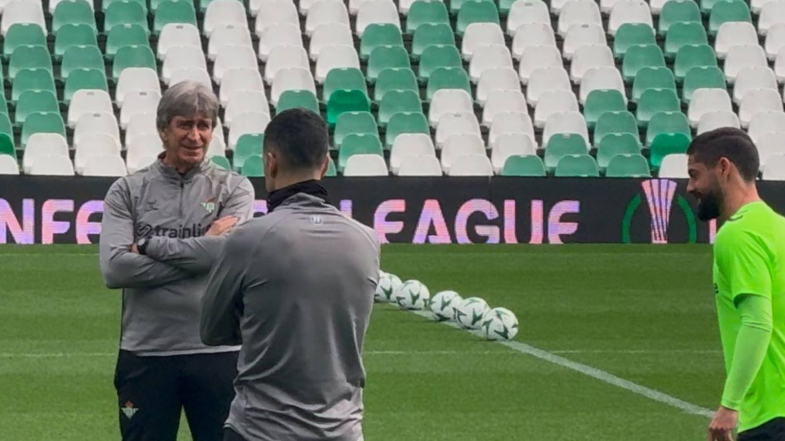 Manuel Pellegrini habla con Isco Alarcón en su primer entrenamiento en el Estadio para la UEFA Conference League