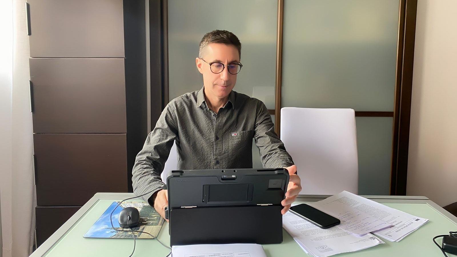 Javier Menezo, uno de los letrados del SEPE en Almería, durante una jornada de teletrabajo en casa