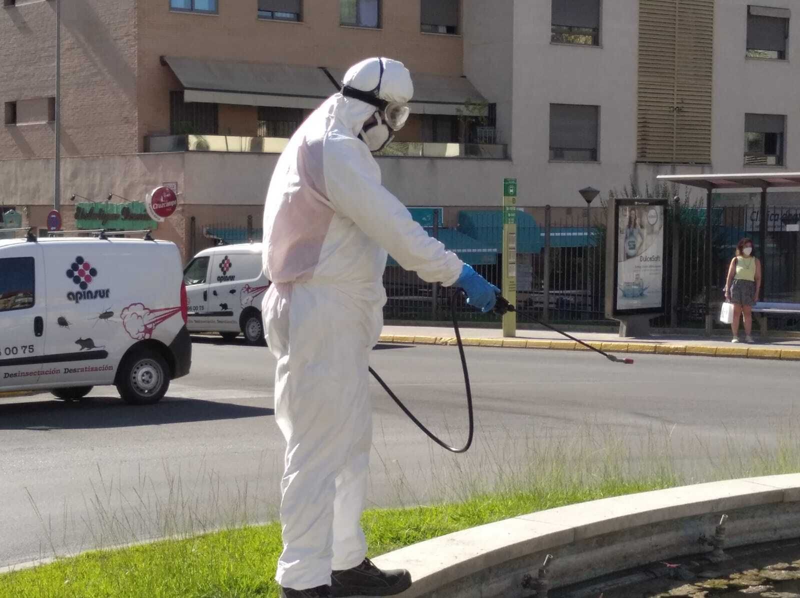 Un operario fumigando en San Juan, en agosto de 2020.