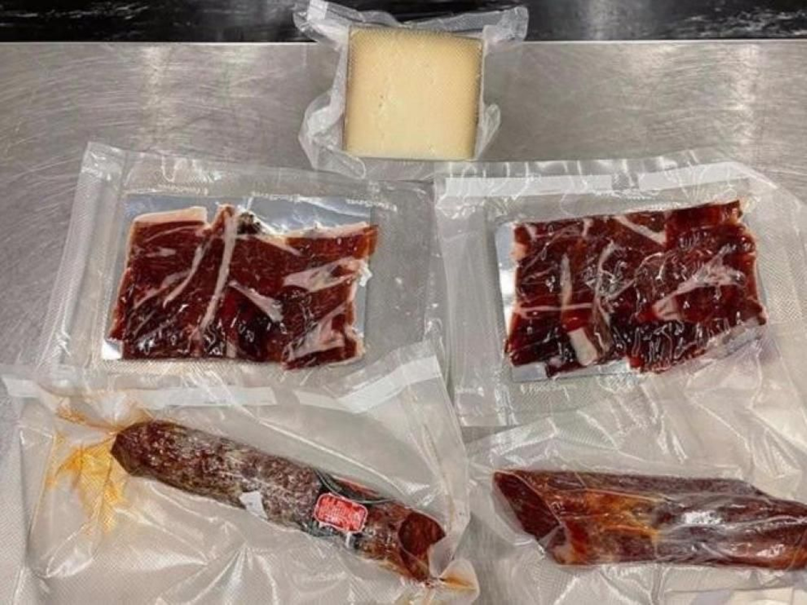 Los alimentos incautados al viajero español