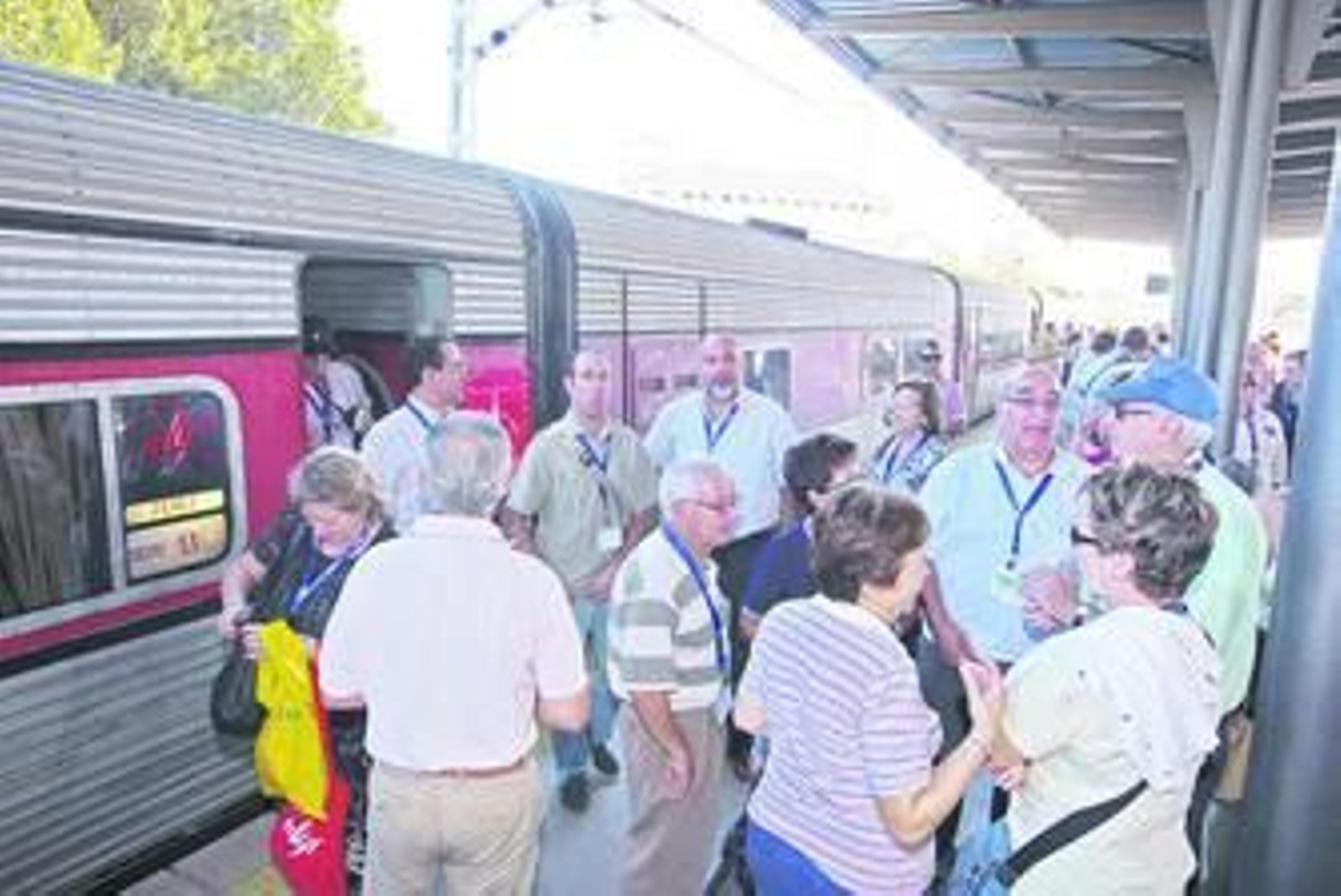 Los pasajeros se arremolinan en el andén tras bajarse del Talgo III que quedó estacionado en la vía 3 de la estación de Jerez.