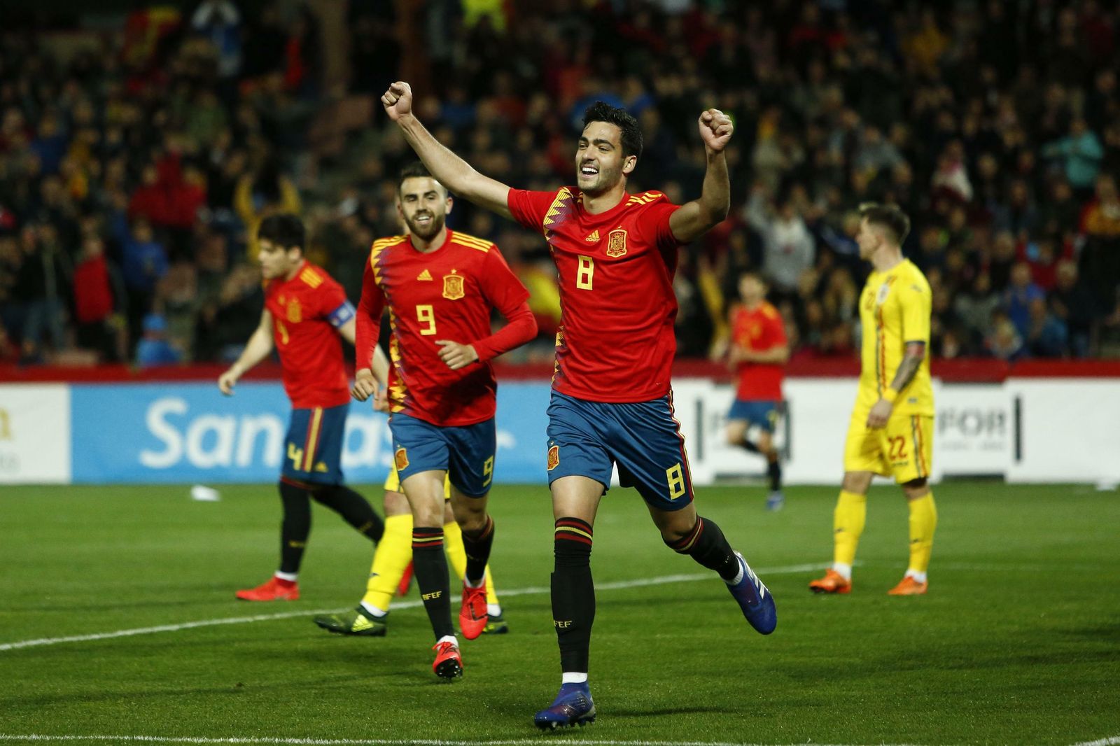 Mikel Merino celebra el gol del triunfo de España ante Rumanía en Granada.