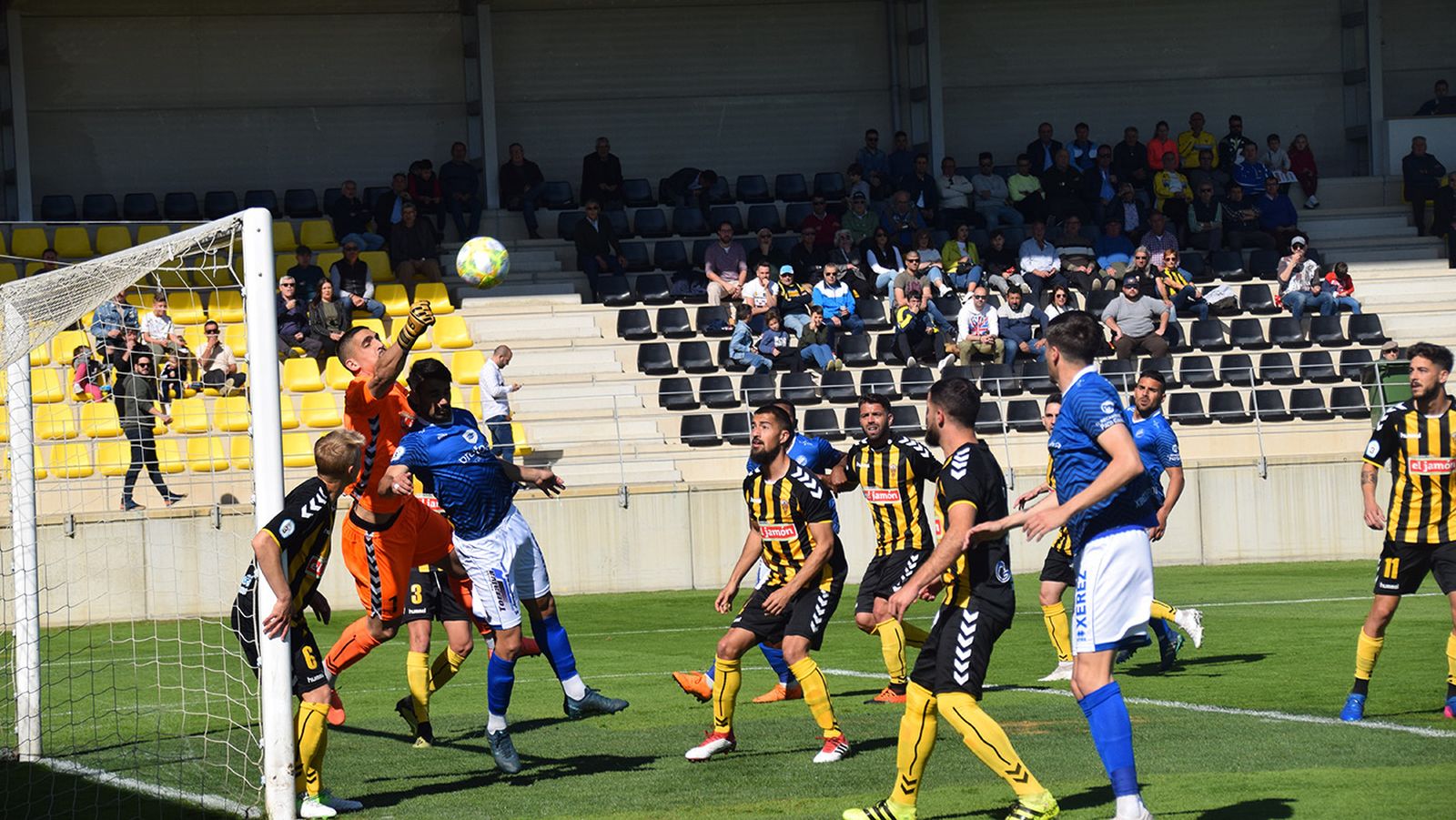 Robador despeja de puños durante un partido de esta temporada.