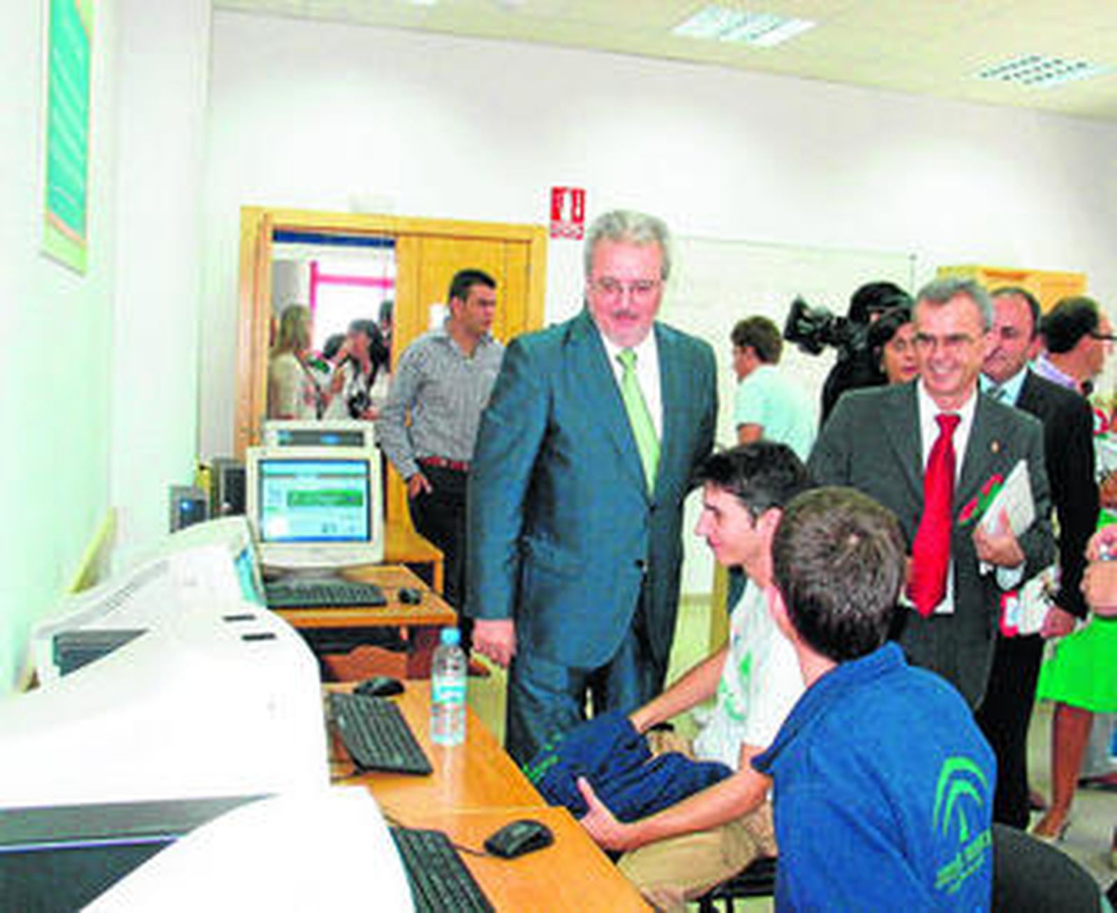 El consejero de Empleo, Antonio Fernández, ayer junto a varios jóvenes.
