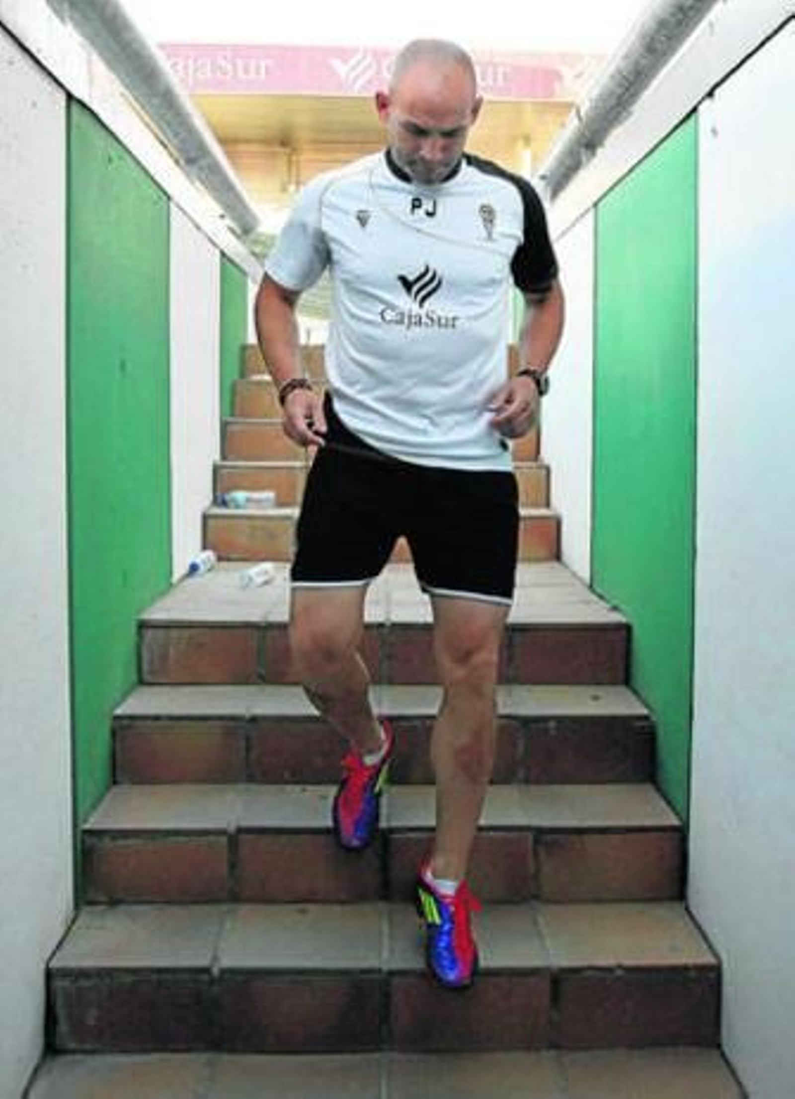 Paco Jémez se dirige al vestuario después del entrenamiento realizado ayer por la tarde en El Arcángel. Paco Jémez se dirige al vestuario después del entrenamiento realizado ayer por la tarde en El Arcángel.