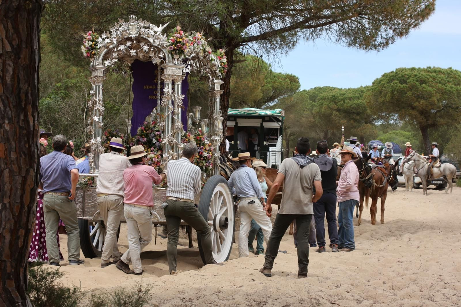 Imágenes de la Hermandad del Rocío de Jerez el jueves por el Coto