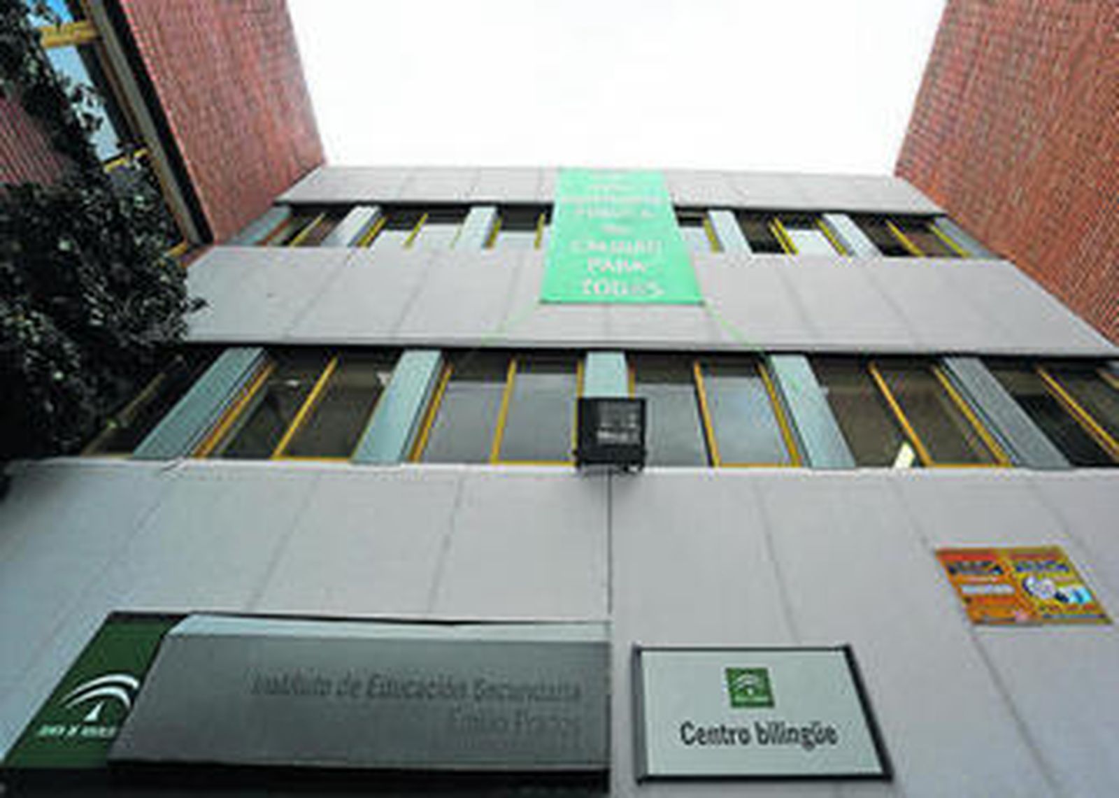 La fachada del instituto Emilio Prados, con la pancarta en la que se reivindica lo público arriba.