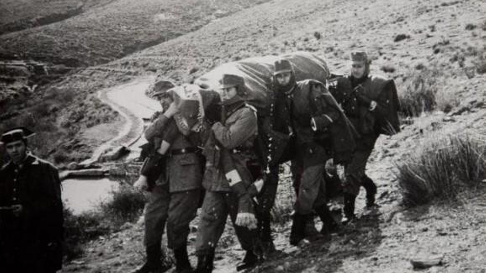 Militares bajan uno de los heridos