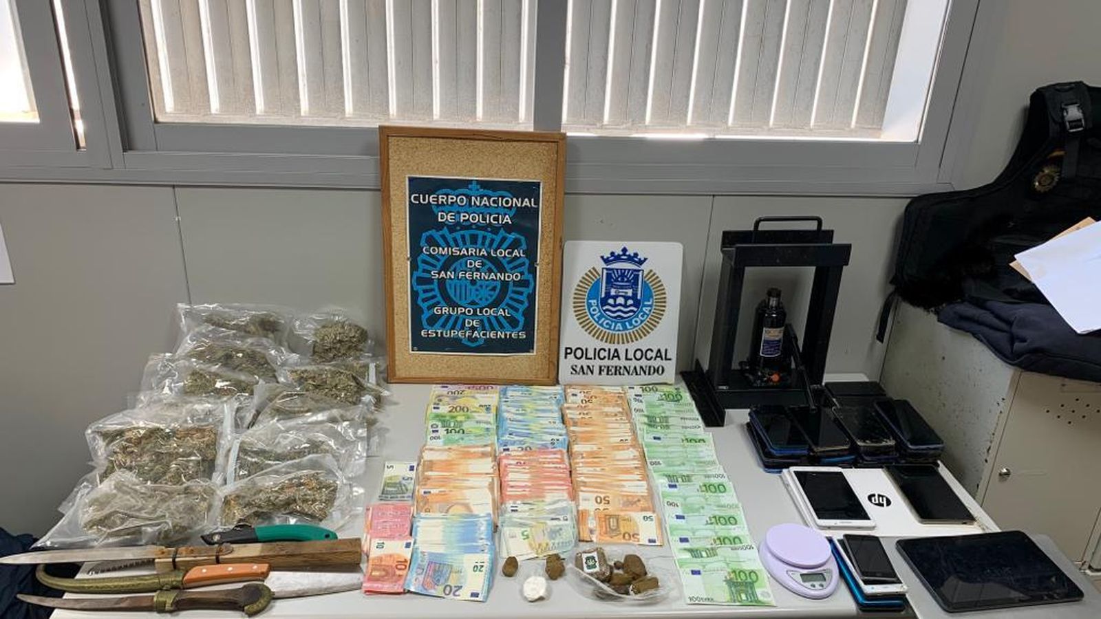 Dinero, armas, droga y dispositivos móviles incautados en la operación Cantera desarrollada en San Fernando.