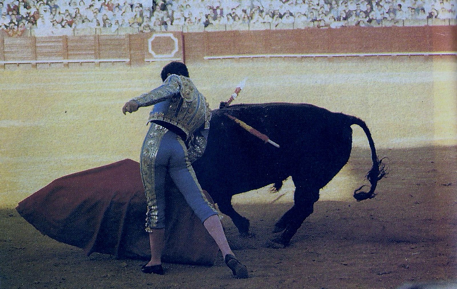 Sensacional trincherazo de Julio Robles en la plaza de la Maestranza el 13 de abril de 1989.