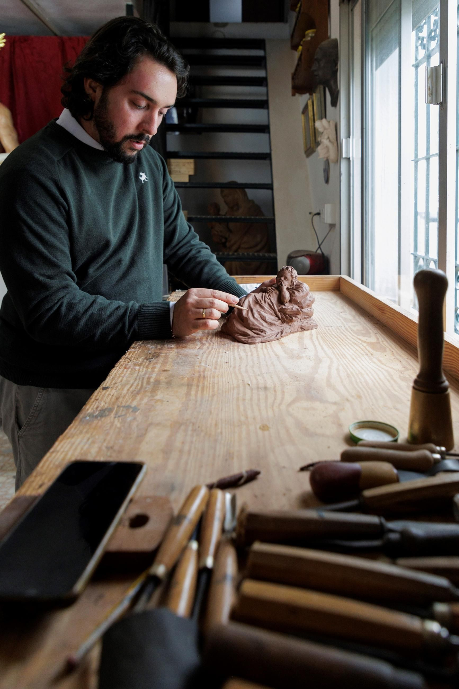 Luis Molano, imaginero y sucesor de Luis Álvarez Duarte, trabajando en el banco que fue del maestro.