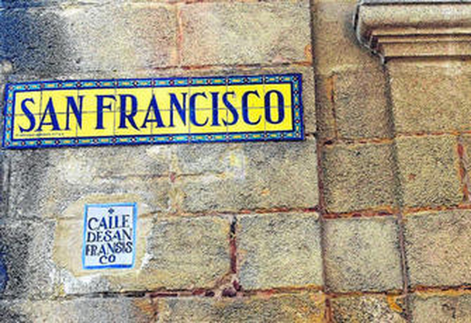 Una de las copias de los azulejos antiguos restituidas a su emplazamiento original.