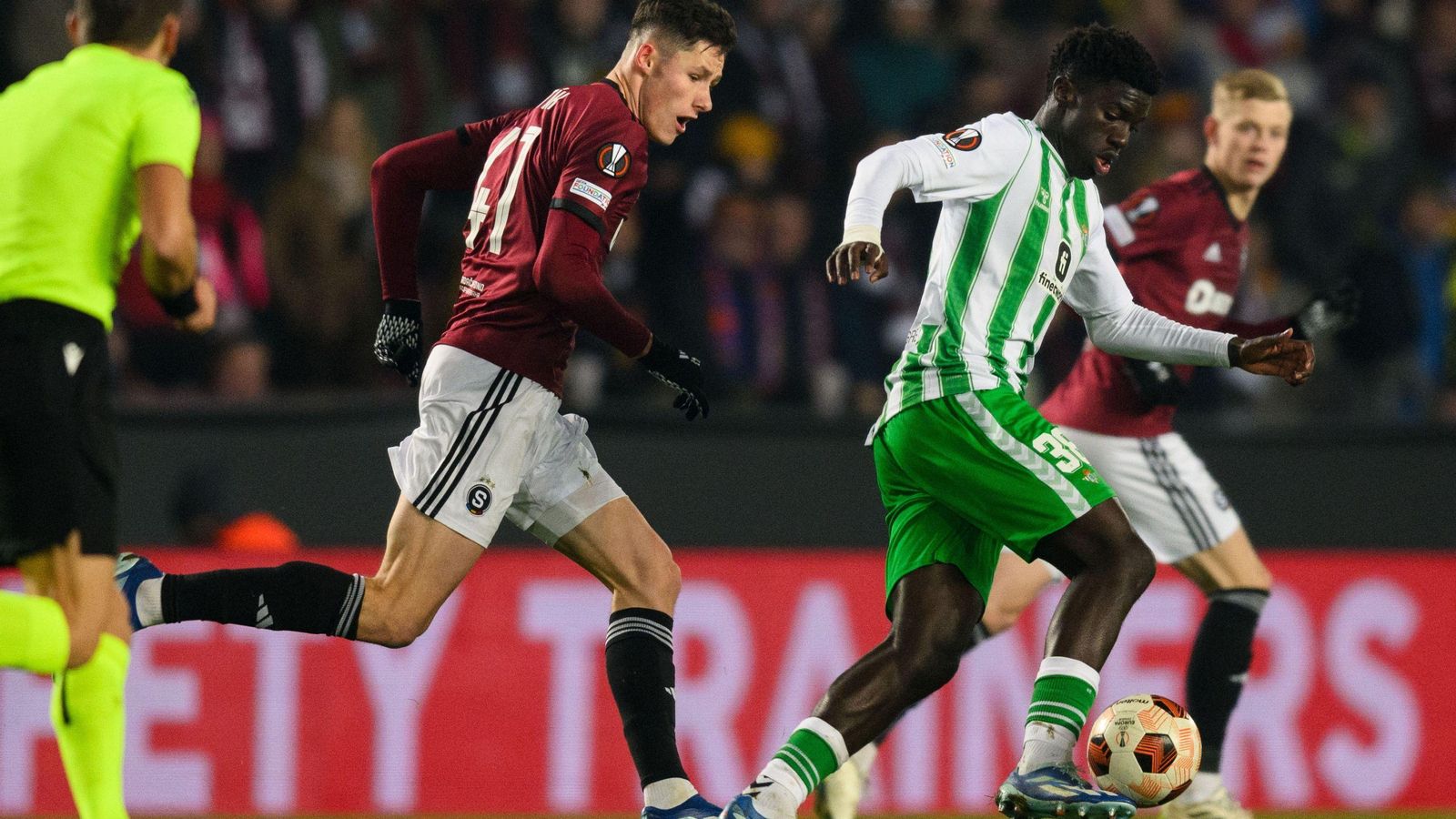 Assane Diao, el mejor jugador bético en Praga, intenta una internada.