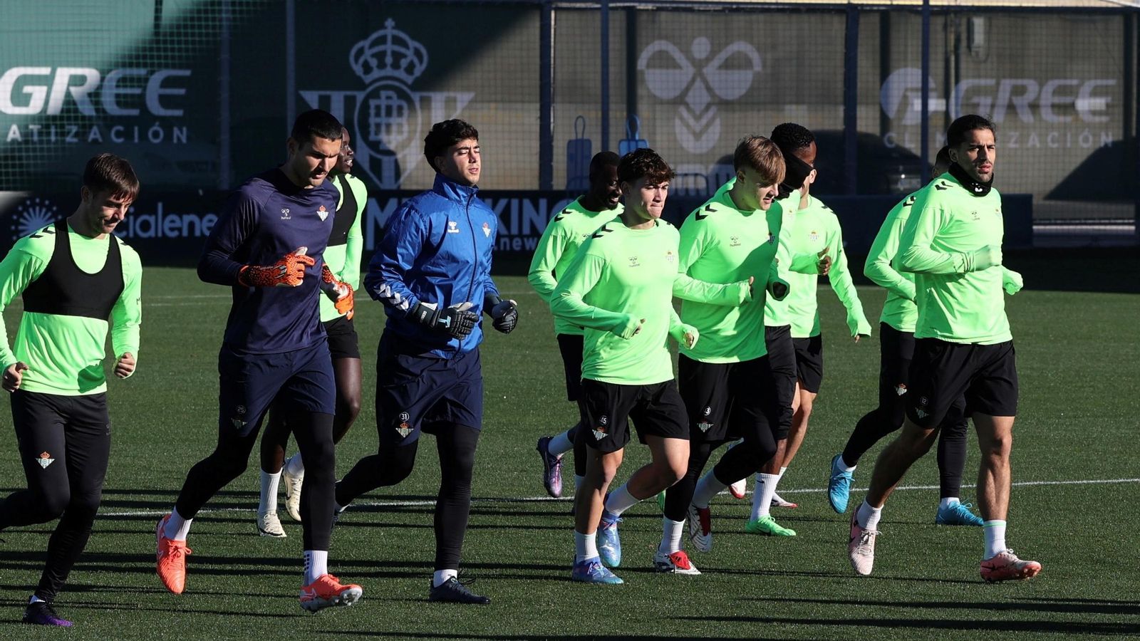 Los jugadores del Betis hacen carrera continua en la sesión de ayer lunes.