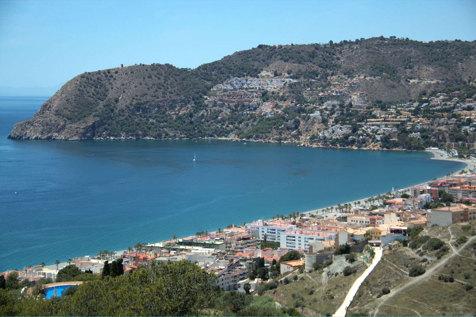 La Costa pone a punto sus playas para iniciar la temporada de verano
