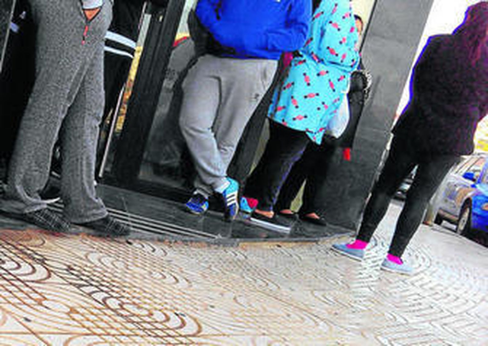 Familiares de los tres detenidos por el crimen del guineano esperando mientras declaraban el pasado sábado.