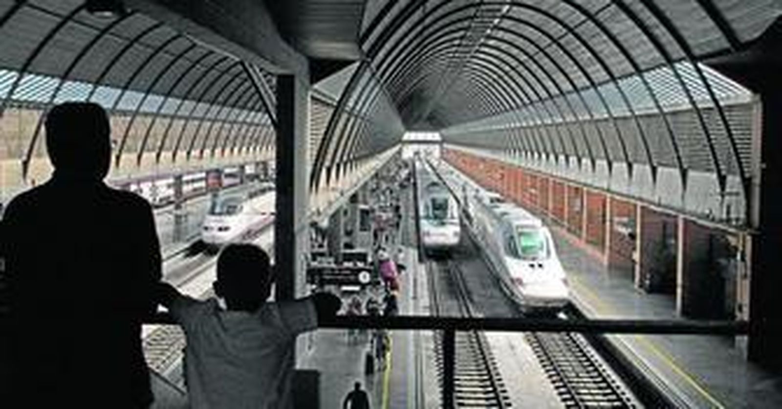 Vista del andén de la sevillana estación de Santa Justa.