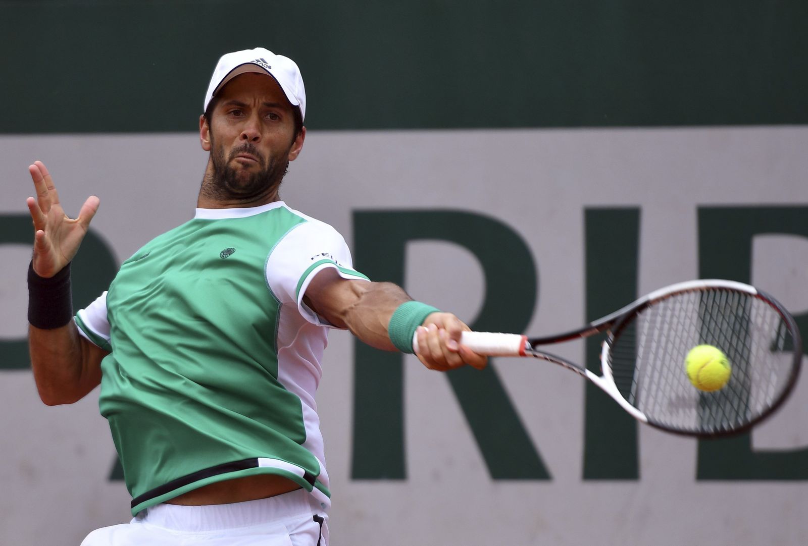 Fernando Verdasco golpea la bola con su 'drive' en el encuentro de ayer ante el tenista uruguayo Pablo Cuevas.