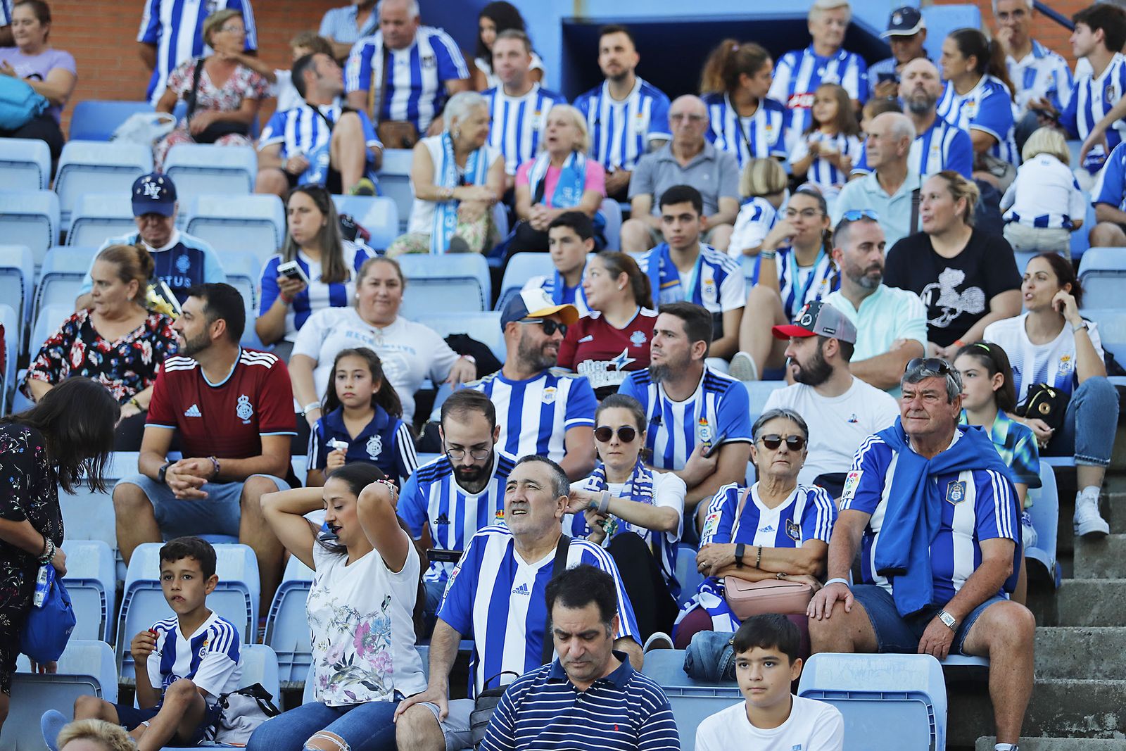 Ambiente en las gradas del Nuevo Colombino en el Recreativo de Huelva y Málaga