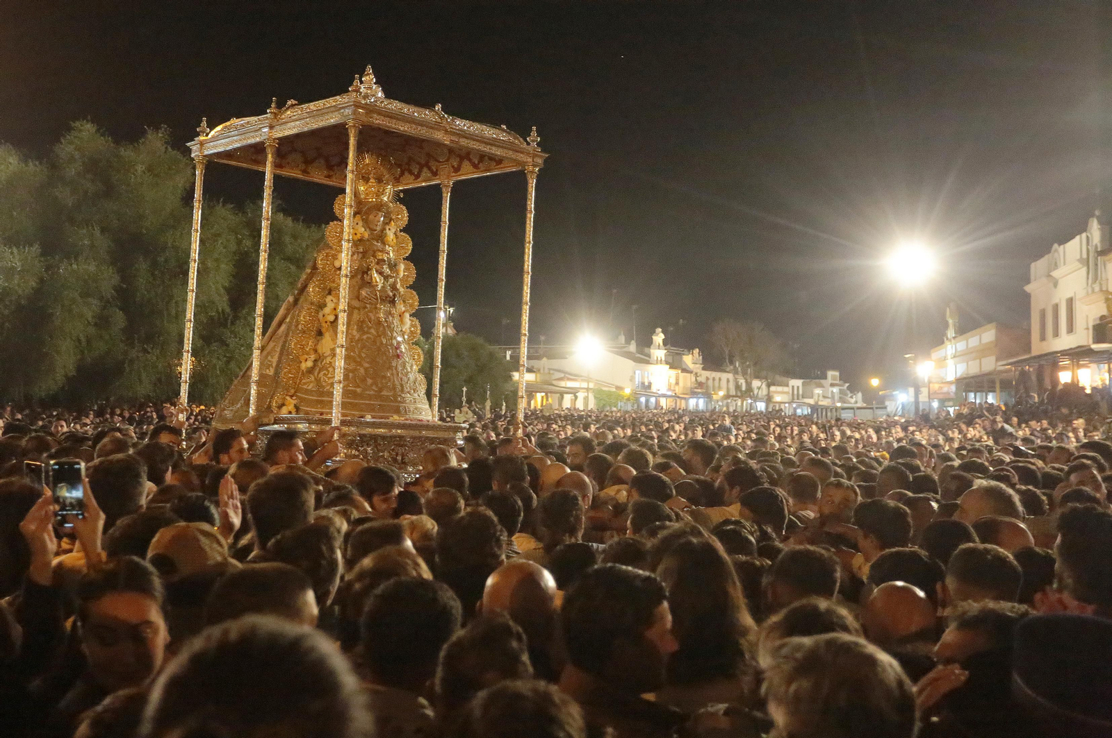 El Rocío 2023: Salto a la reja y procesión de la Virgen del Rocío en imágenes