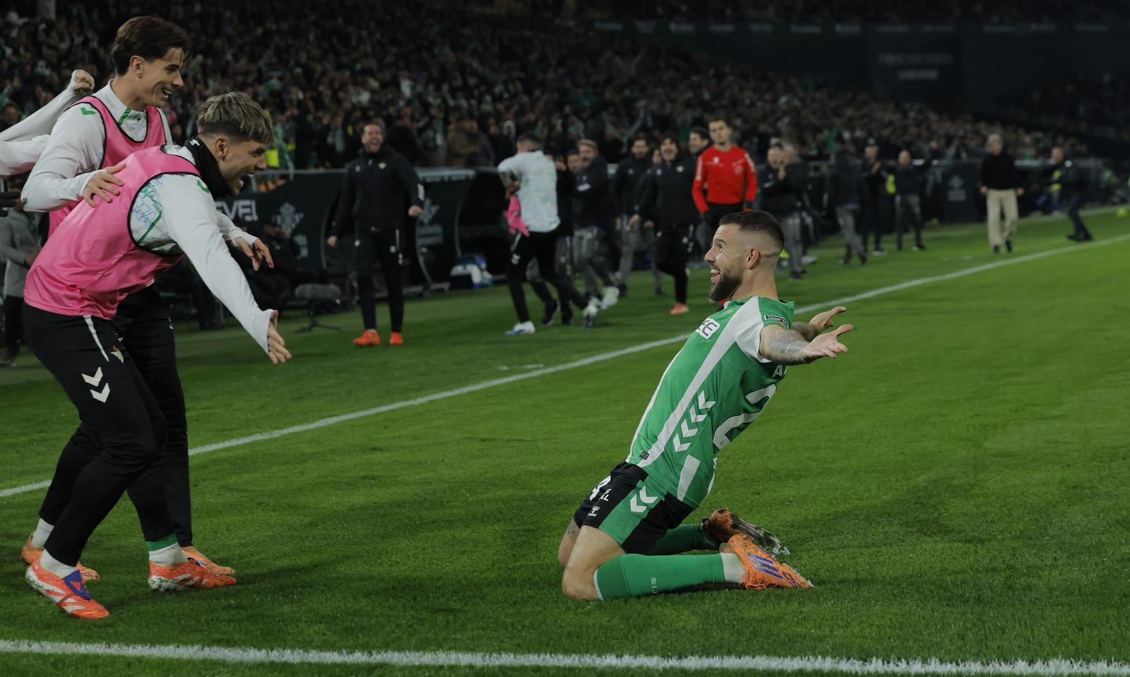 Aitor Ruibal celebra uno de sus goles con Lo Celso y Valentín Gómez.