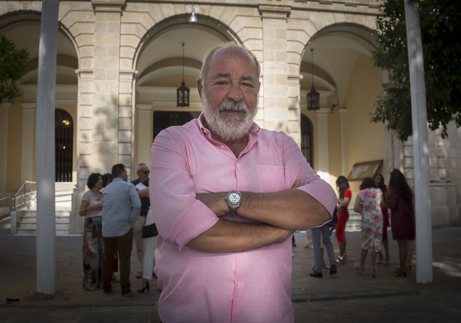 Guillermo Gutiérrez, el viernes en la puerta del Ayuntamiento, donde se celebraba una boda.