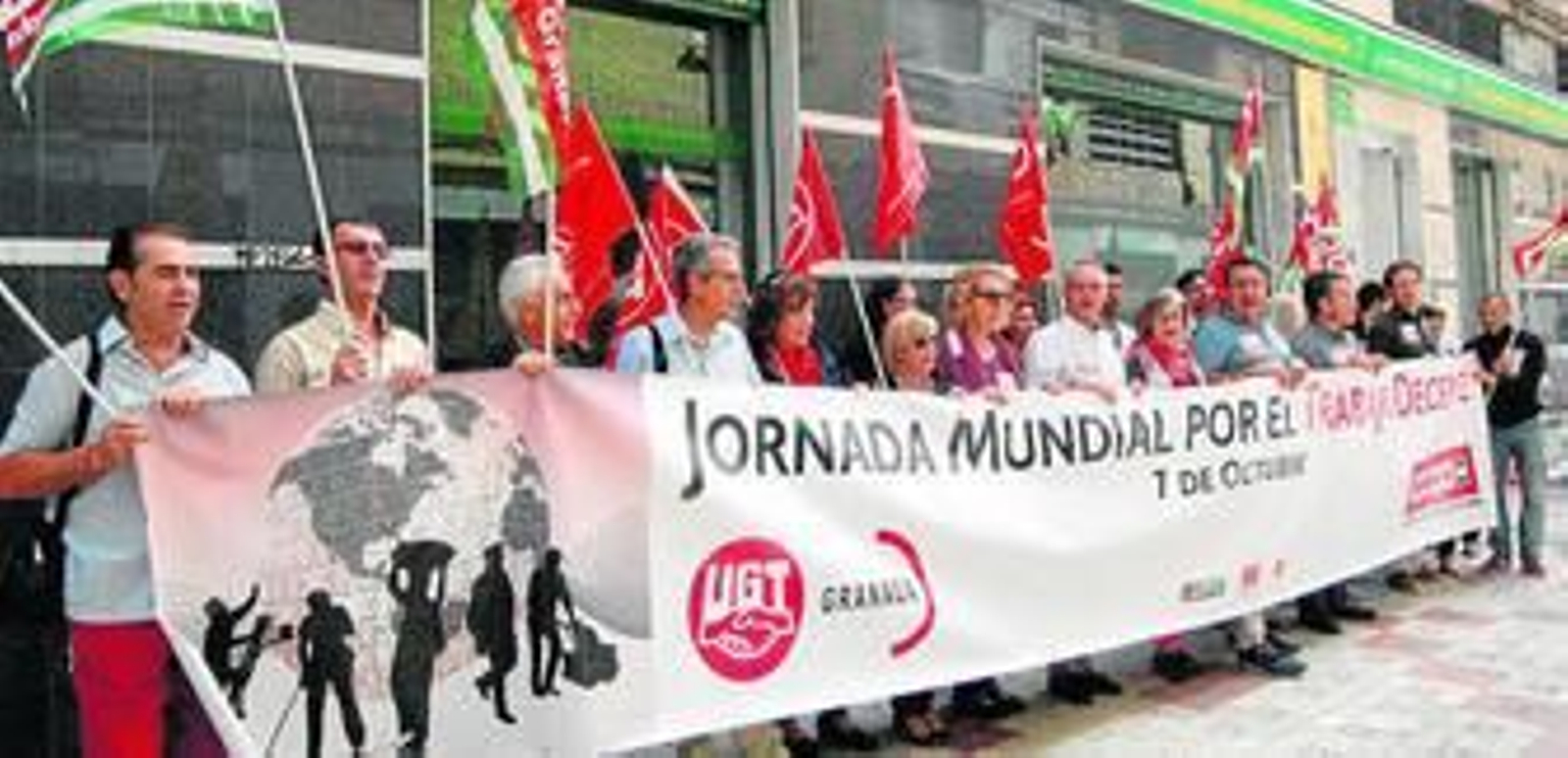 Los sindicatos se concentraron ayer a las puertas de la oficina del SAE en la zona Norte con motivo de la Jornada Mundial por el Trabajo Decente.