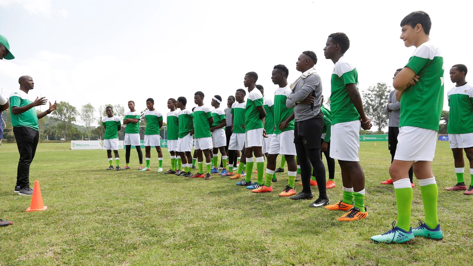 Los jugadores escuchan una charla de su entrenador.