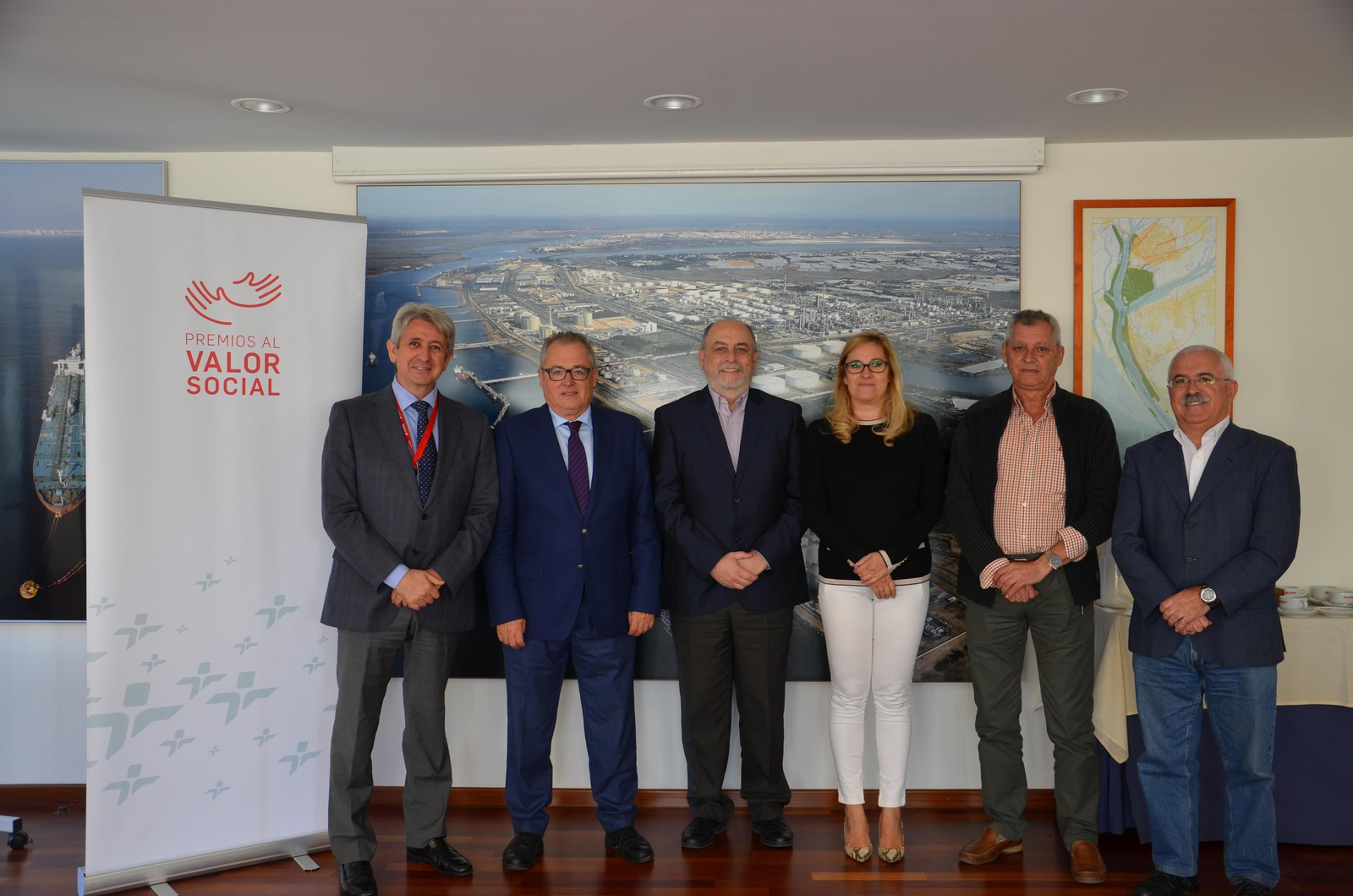 Foto de familia de los miembros del jurado que han determinado qué entidades son las premiadas en esta edición.