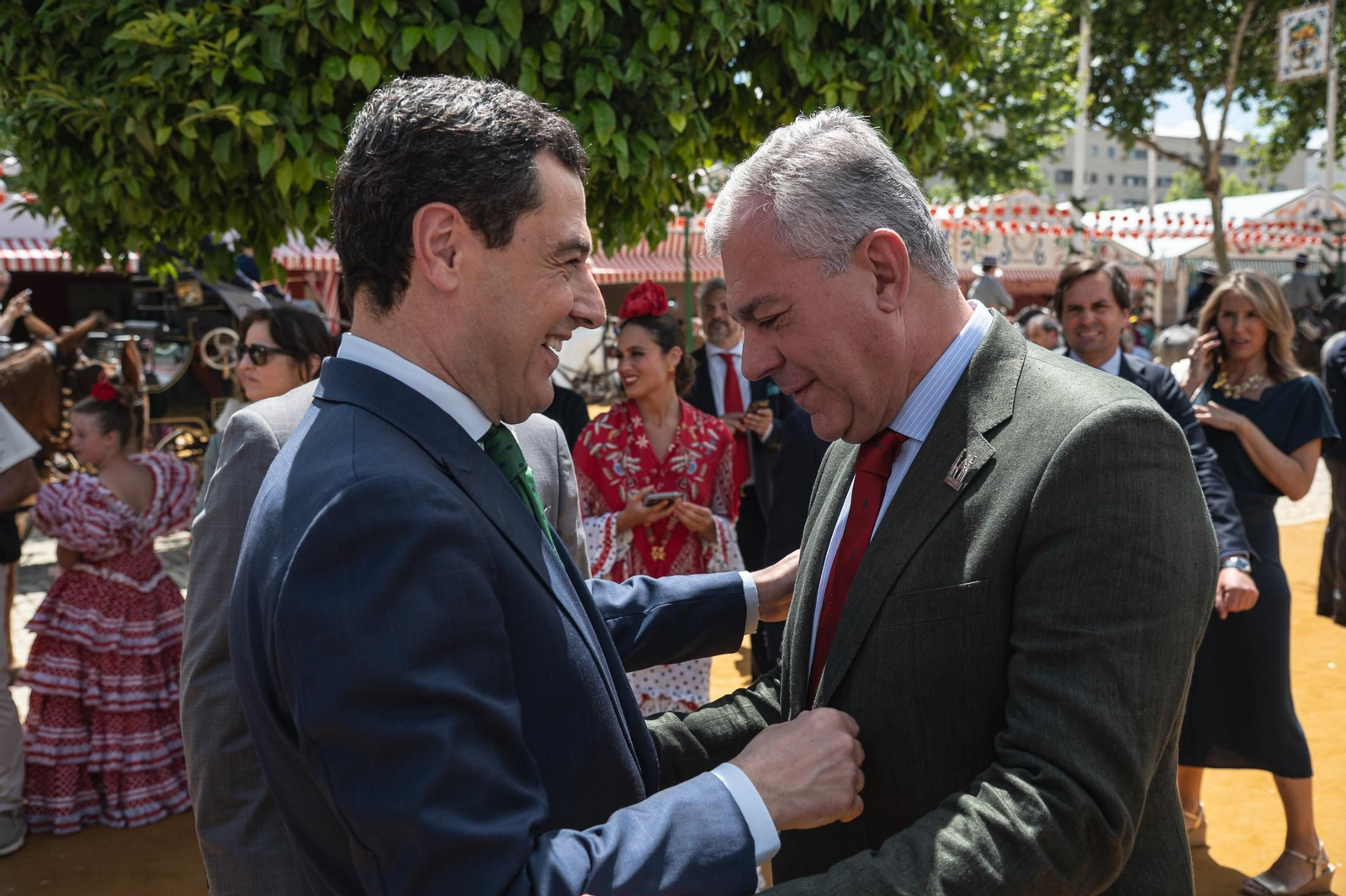 Juanma Moreno, presidente de la Junta, saluda al alcalde de Sevilla, José Luis Sanz.