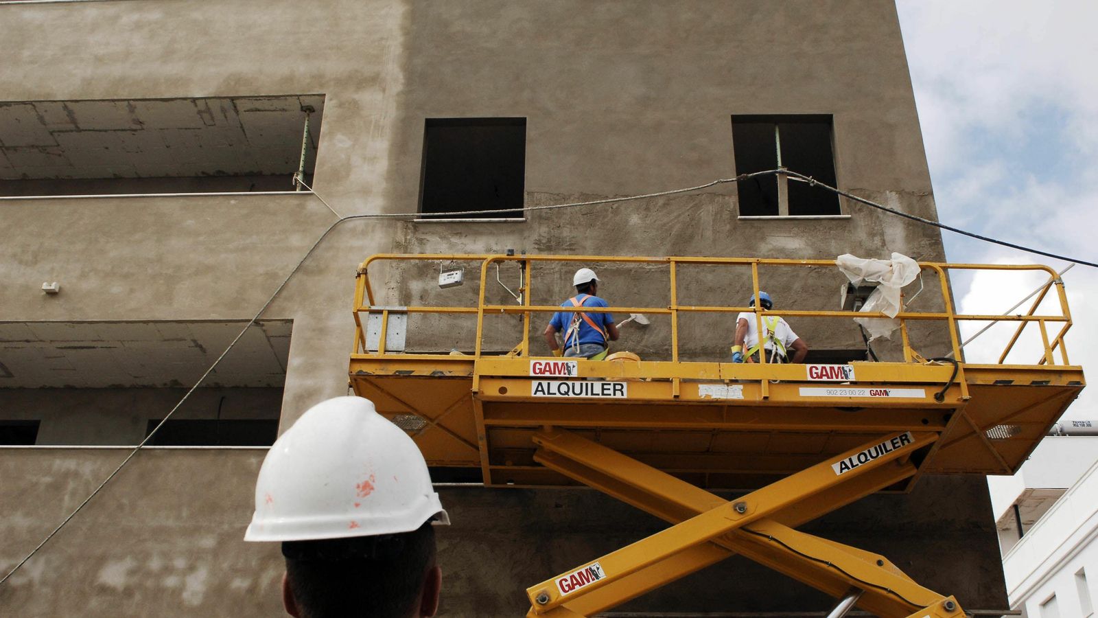 Dos obreros en una construcción.