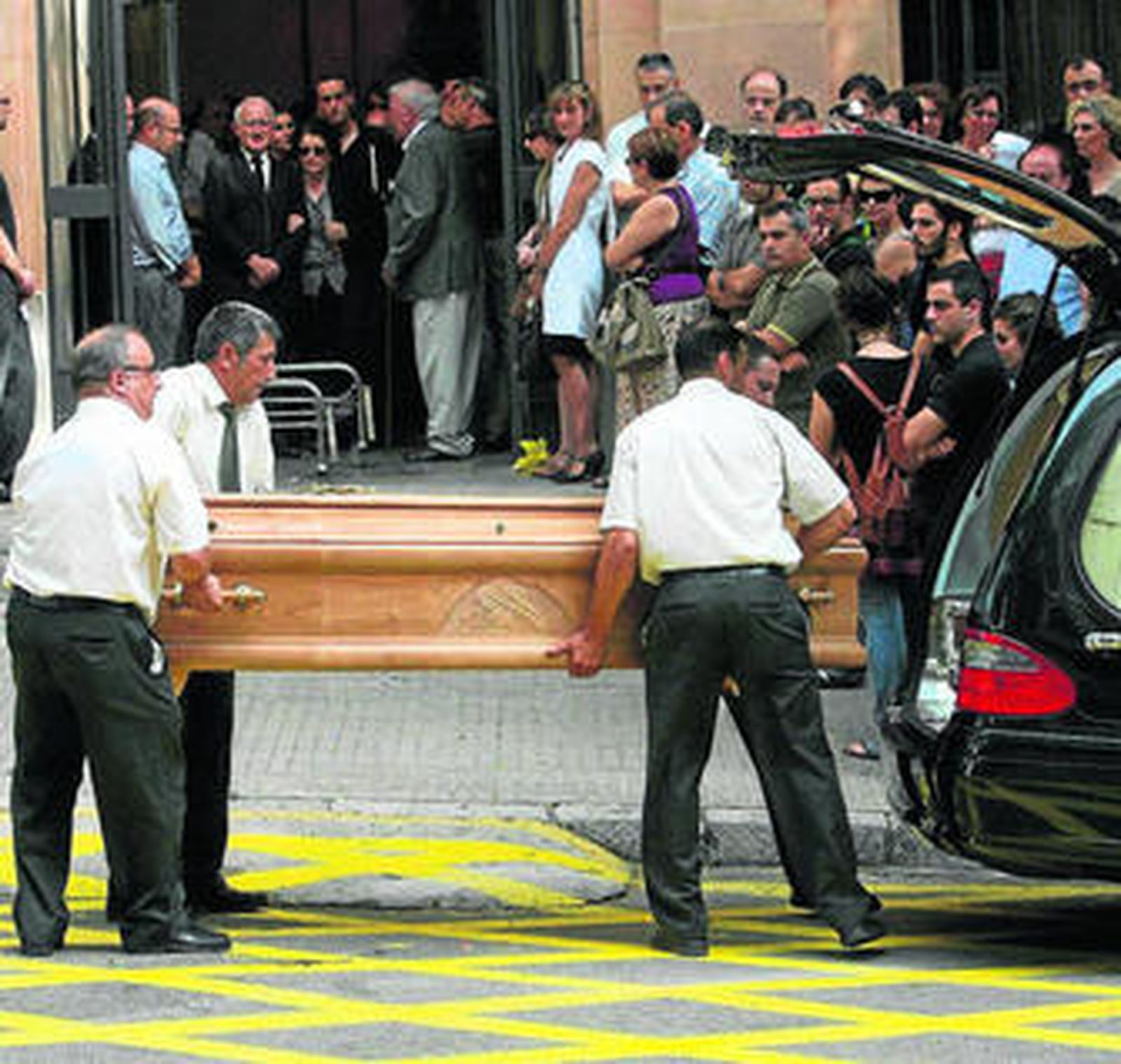 Familiares y amigos de Clara Zapater llevan el féretro de la joven a su llegada a la iglesia en Tarragona.