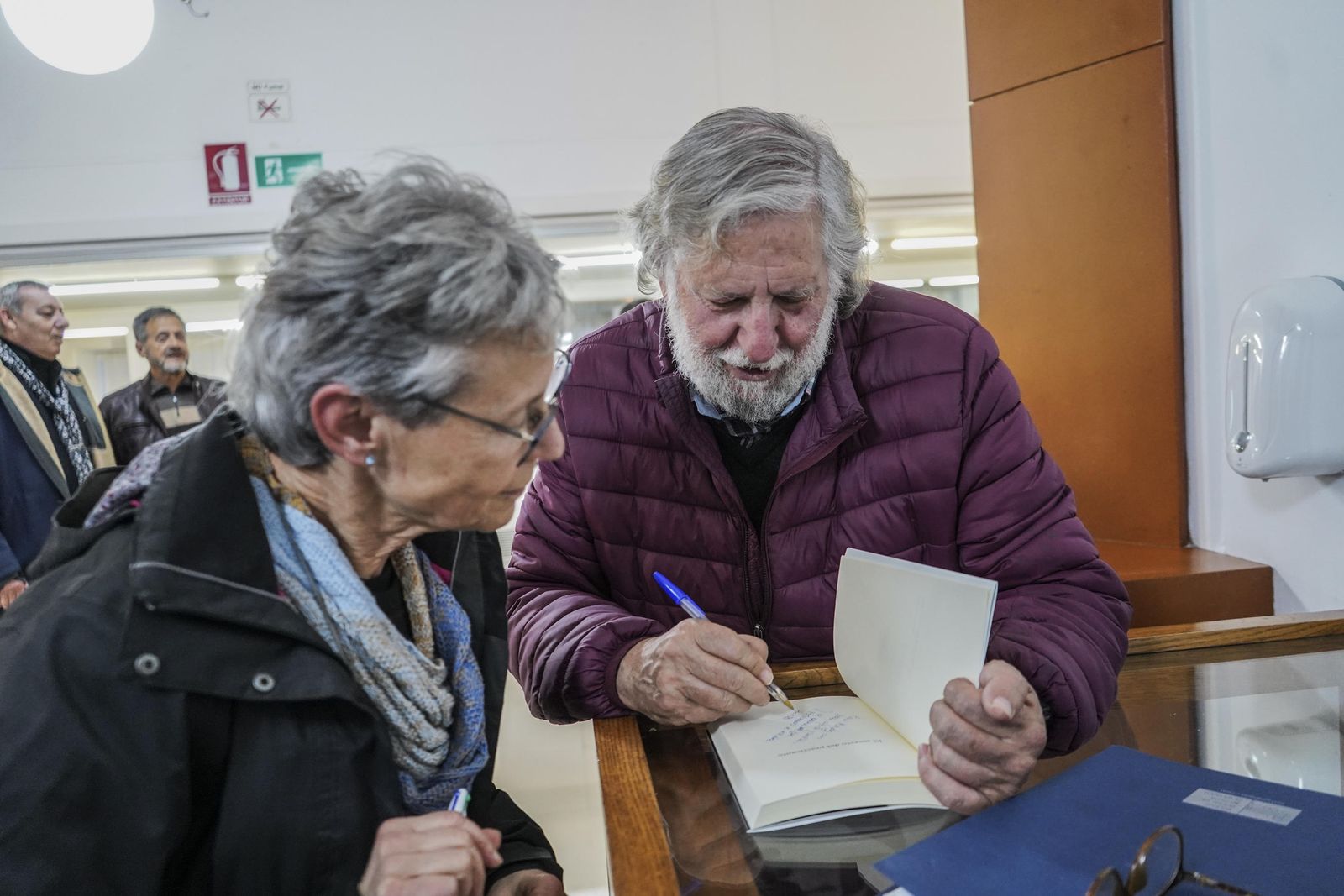 Andrés Cárdenas firma ejemplares de uno de sus ejemplares.