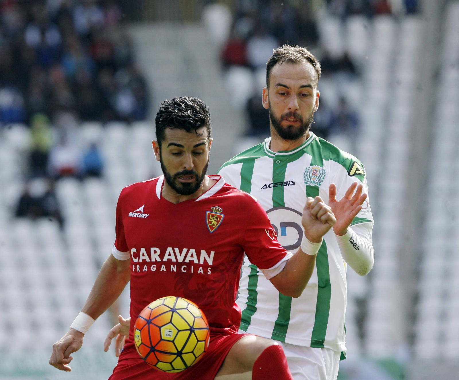Ángel protege el balón ante Deivid, en la última visita maña a El Arcángel.