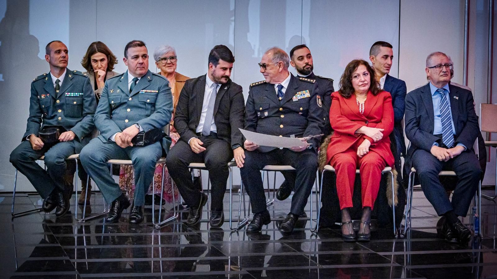 Foto de los premiados, entre ellos el ex comisario provincial, Santos Bernal, en el centro de la imagen.